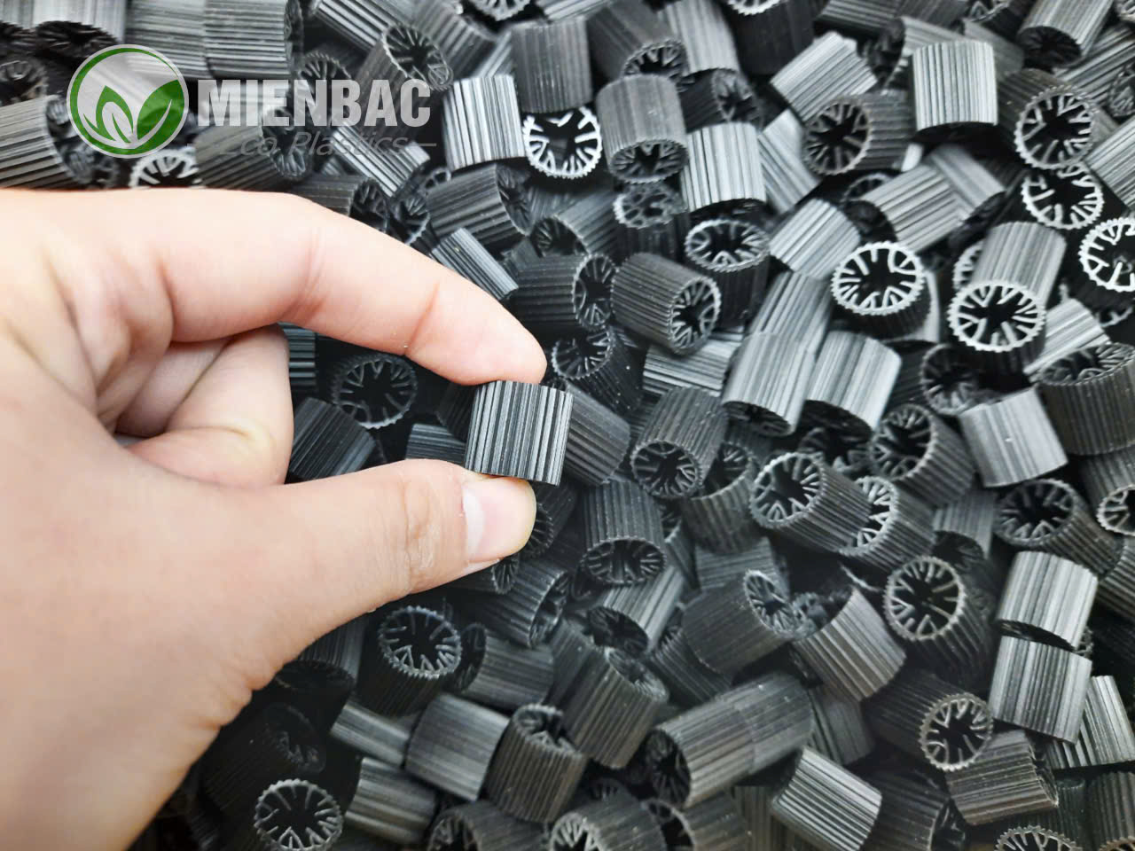 Giá Thể Vi Sinh D15 MBBR màu đen 