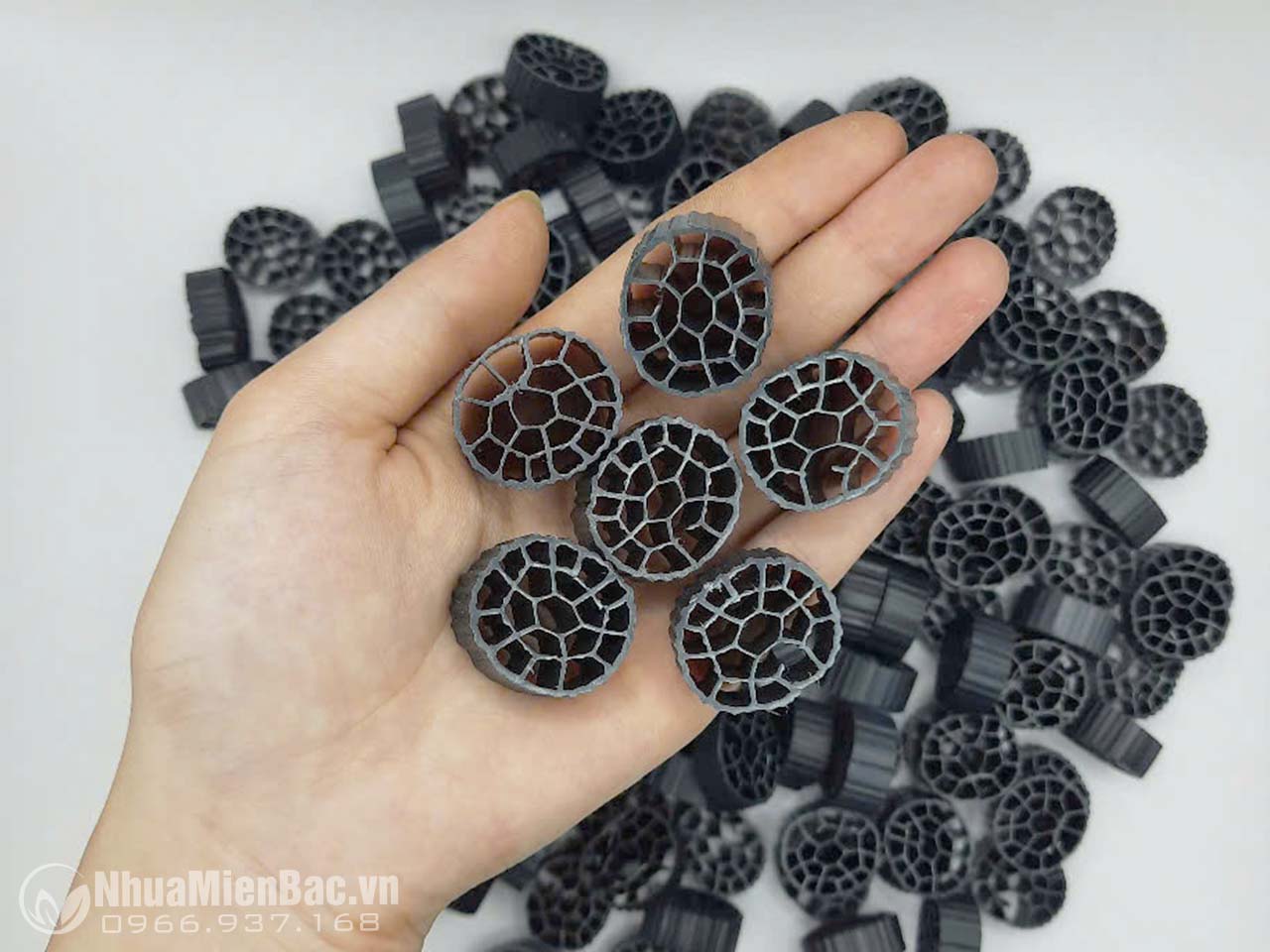 Giá thể vi sinh MBBR D25mm màu đen 