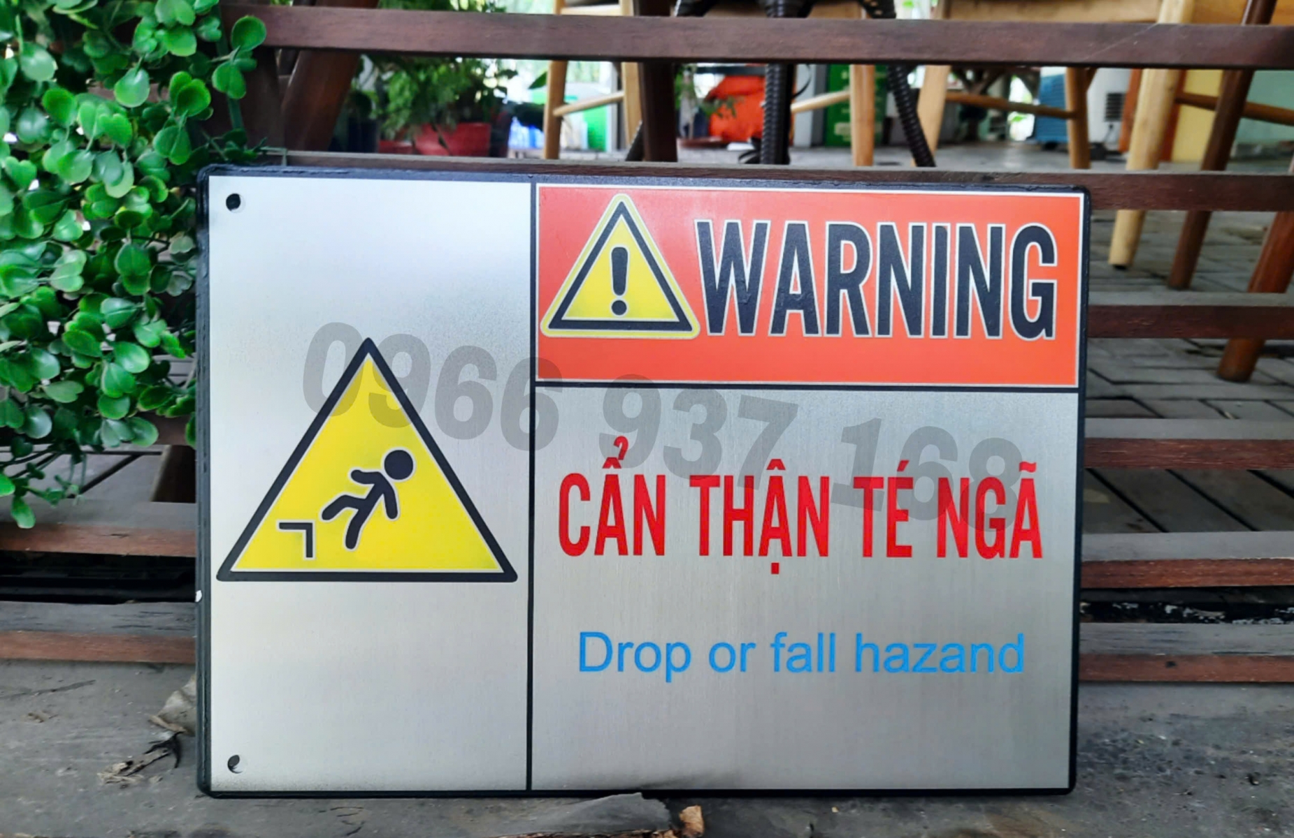 In biển cảnh báo khắc laze UV theo yêu cầu 