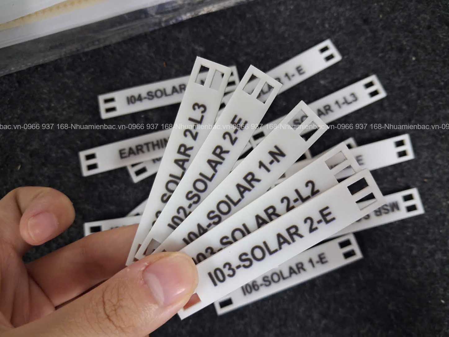 Thẻ treo cáp điện mica tối ưu chi phí